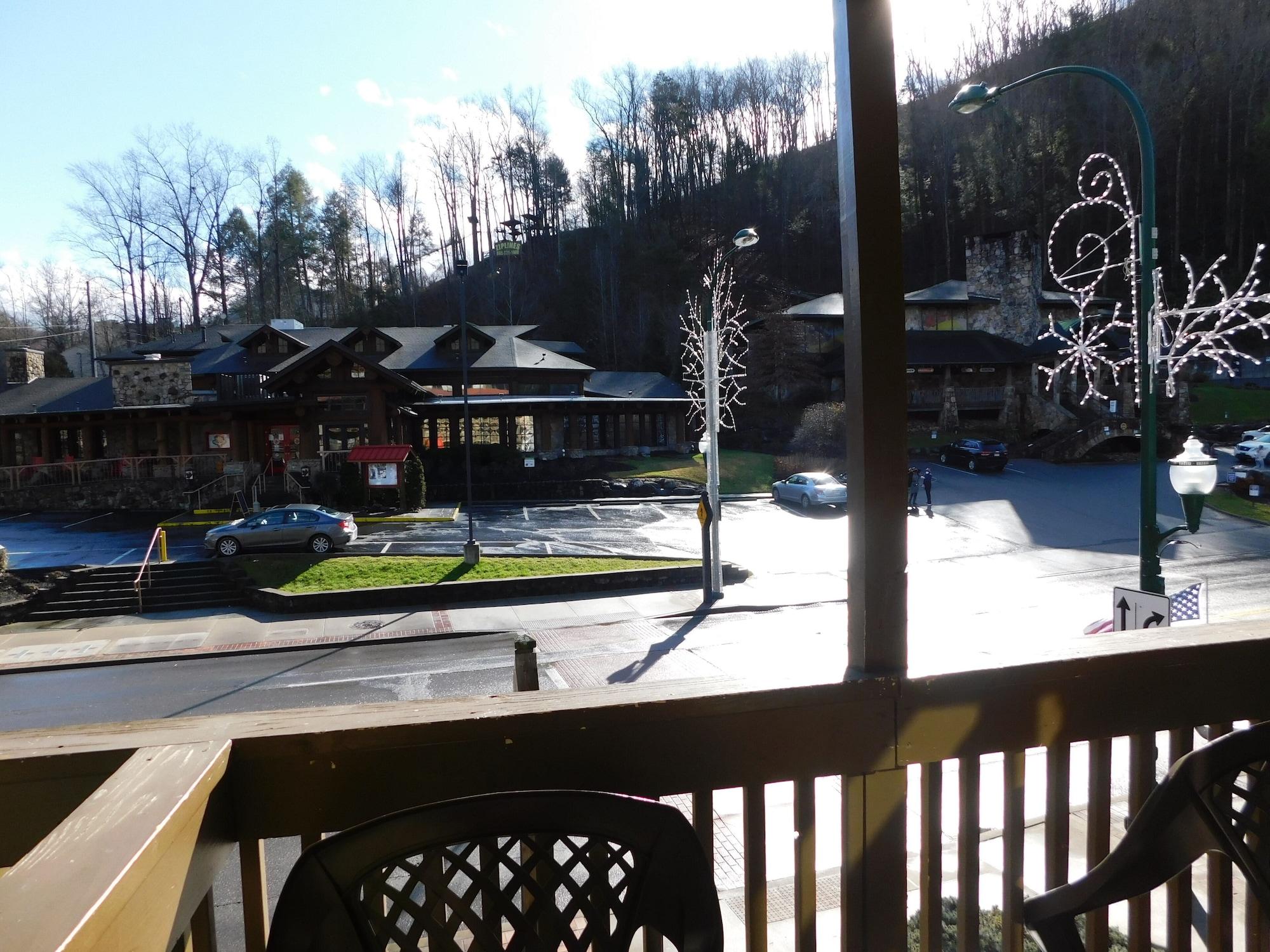 Days Inn & Suites By Wyndham Downtown Gatlinburg Parkway Exterior foto
