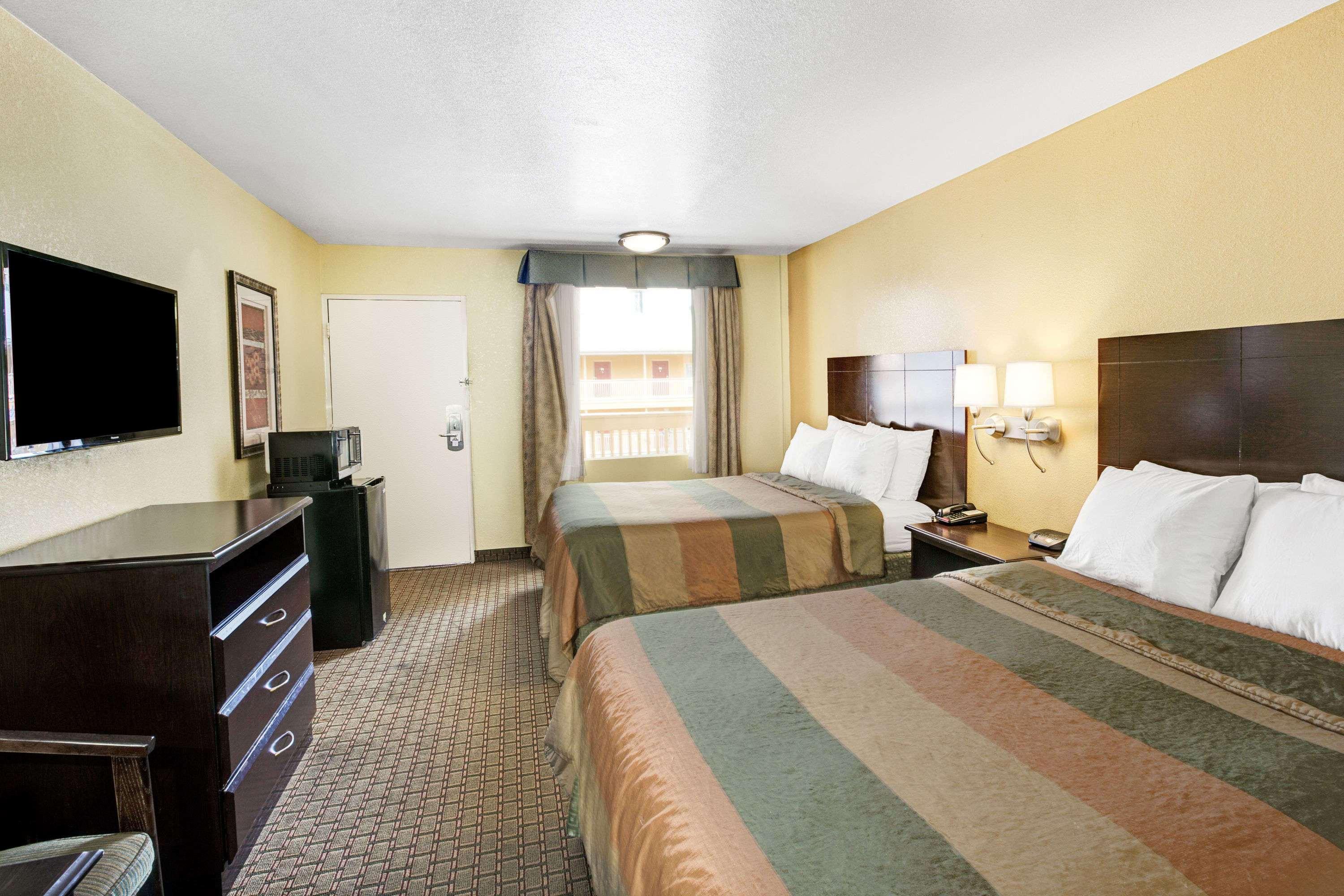 Days Inn & Suites By Wyndham Downtown Gatlinburg Parkway Exterior foto