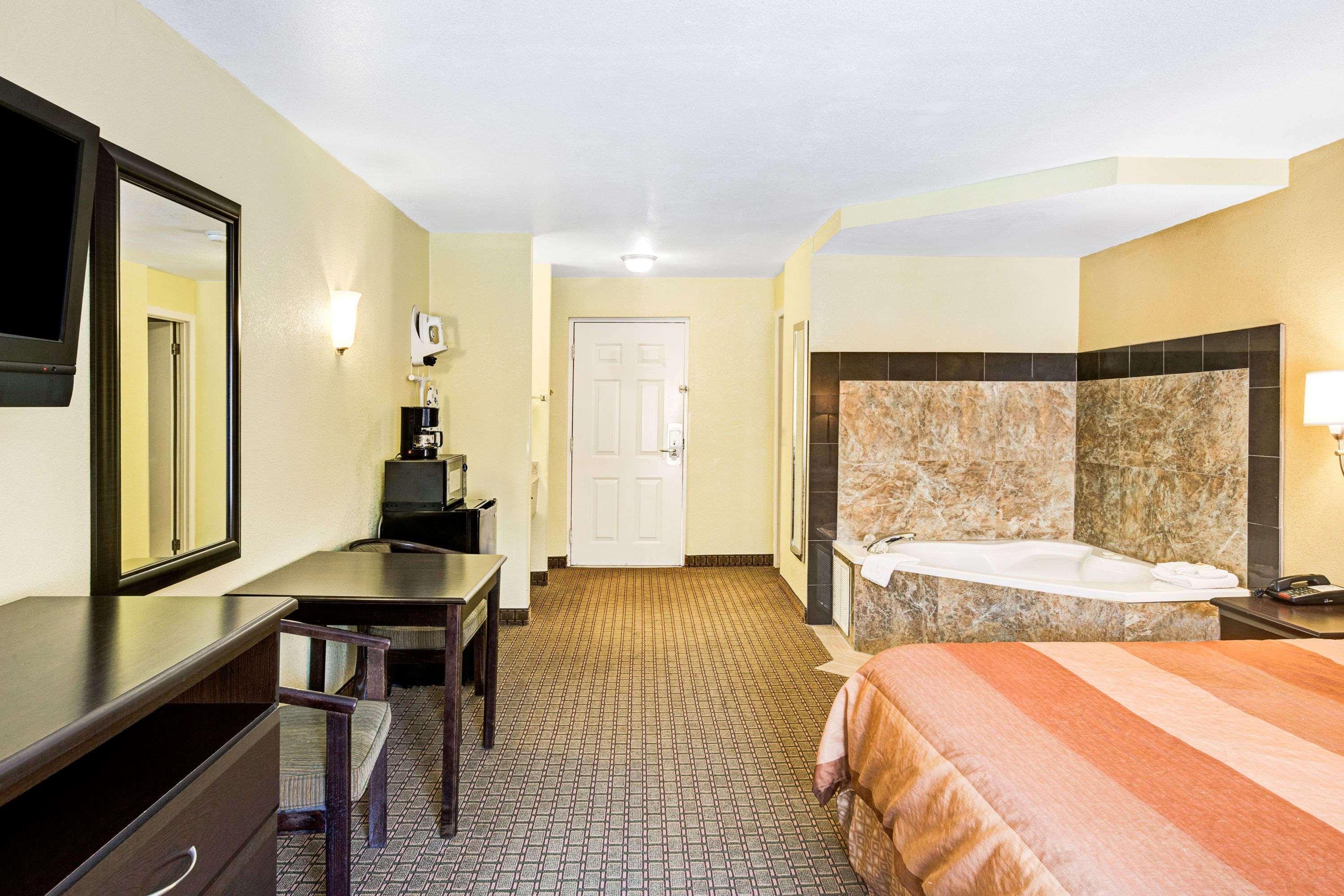 Days Inn & Suites By Wyndham Downtown Gatlinburg Parkway Exterior foto