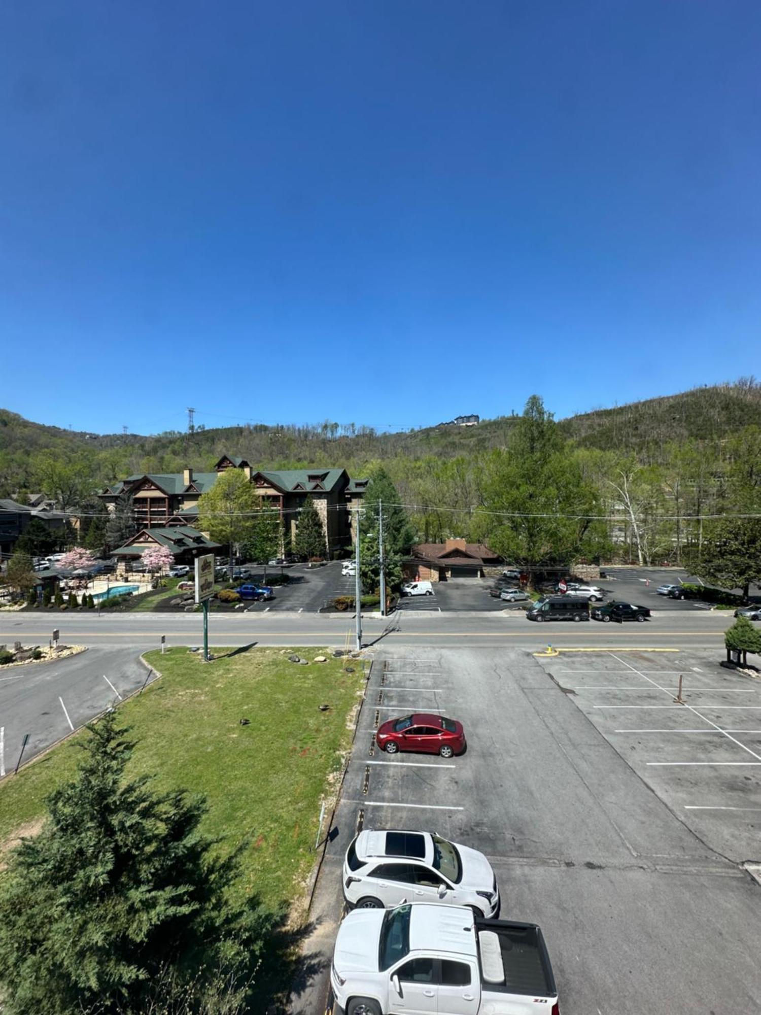 Days Inn & Suites By Wyndham Downtown Gatlinburg Parkway Exterior foto