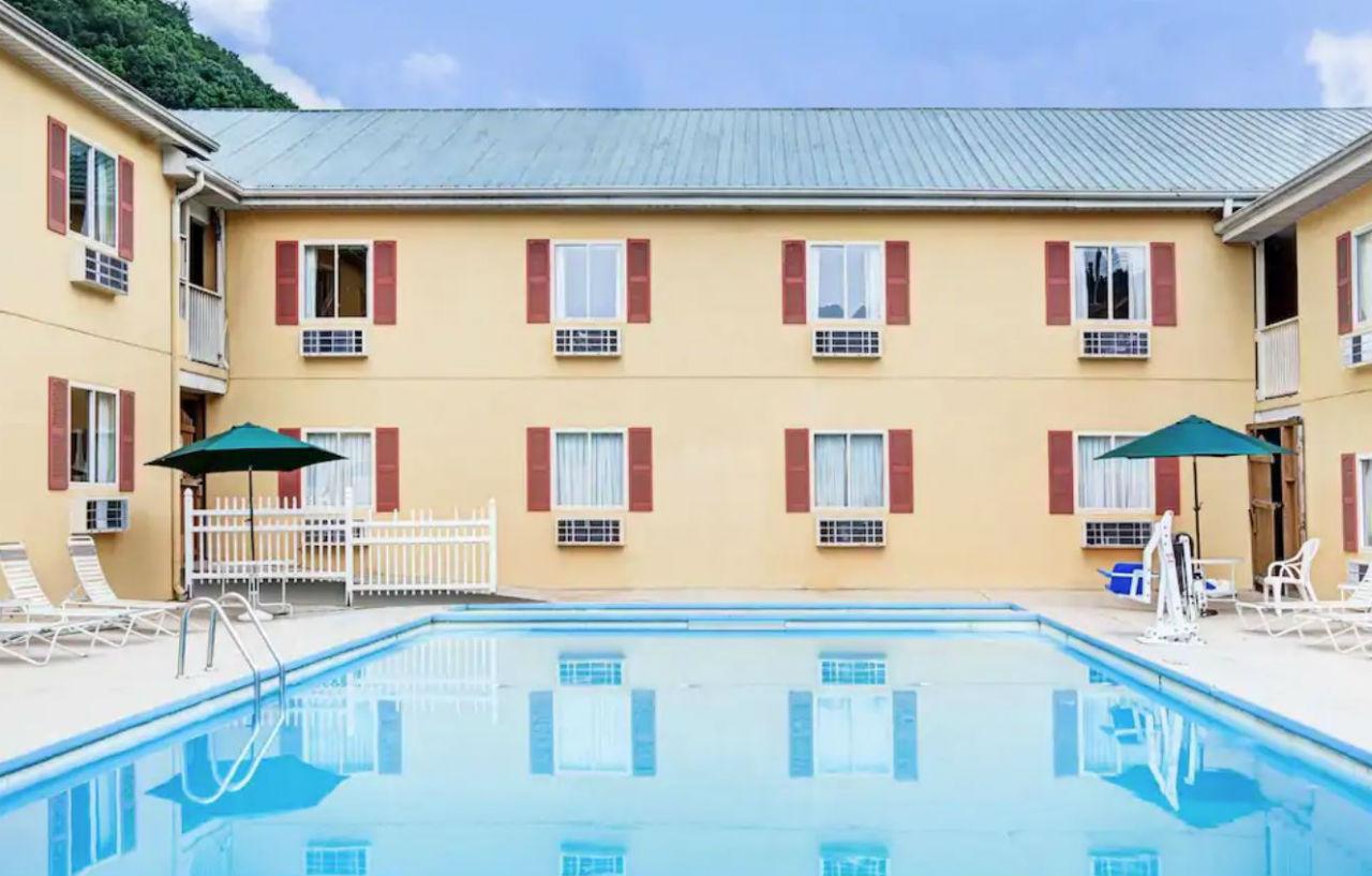Days Inn & Suites By Wyndham Downtown Gatlinburg Parkway Exterior foto